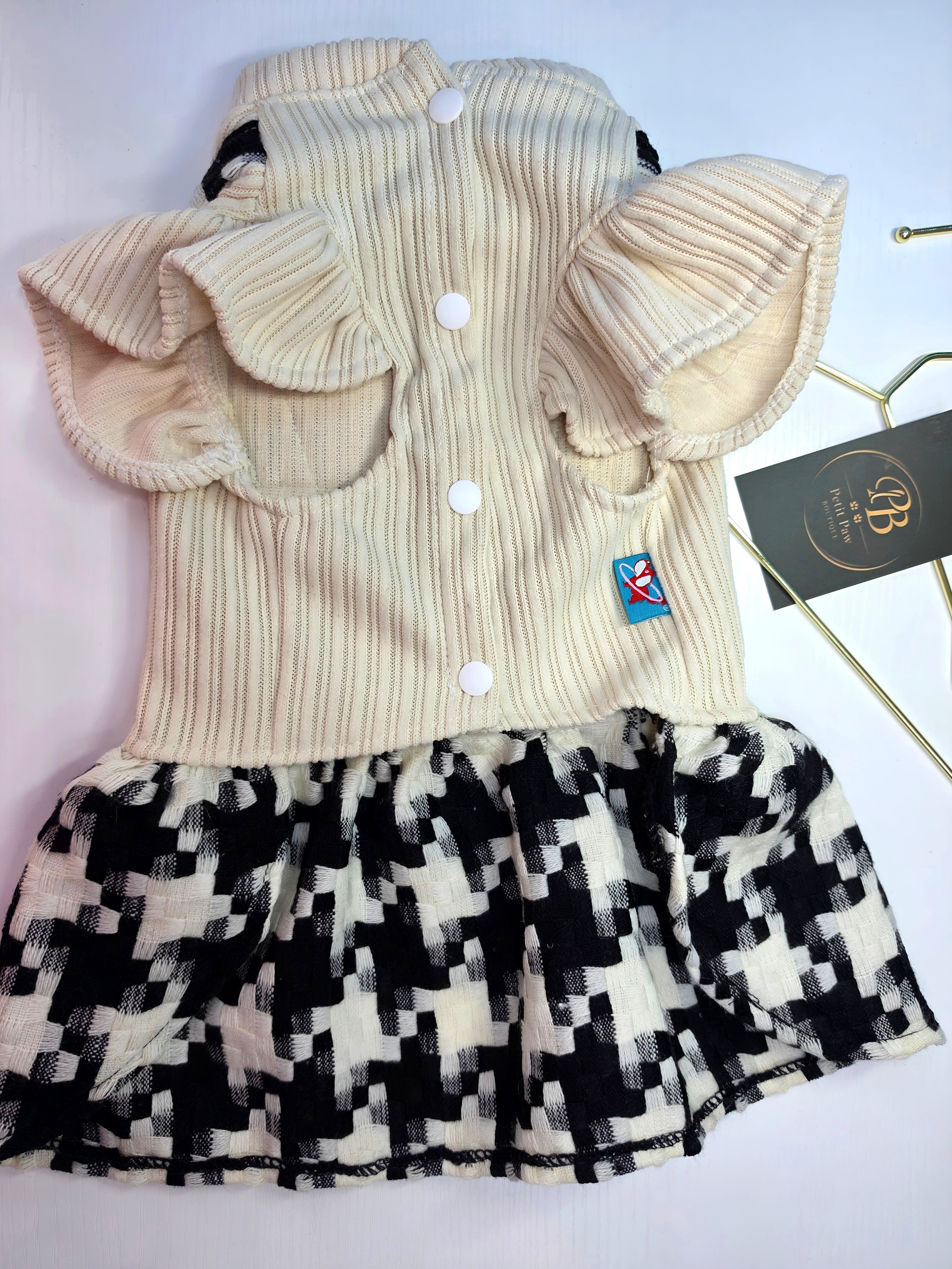 Vestido Tweed Blanco y Negro con Moño de Perla