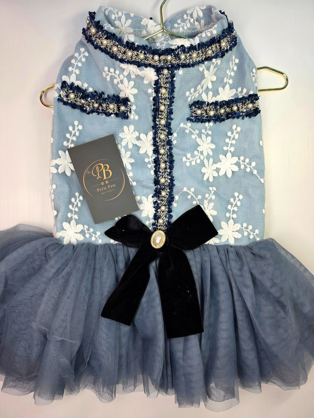 Vestido Azul Floral con Moño de Terciopelo y Perlas