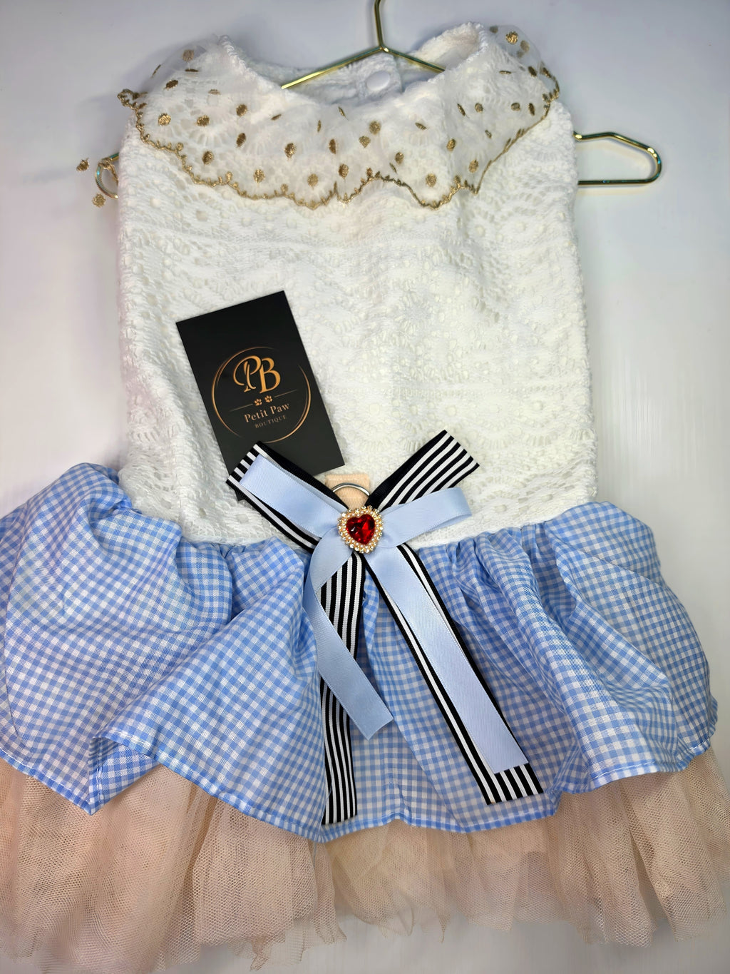 Vestido Pelush Blanco con Falda Vichy y Broche de Corazón
