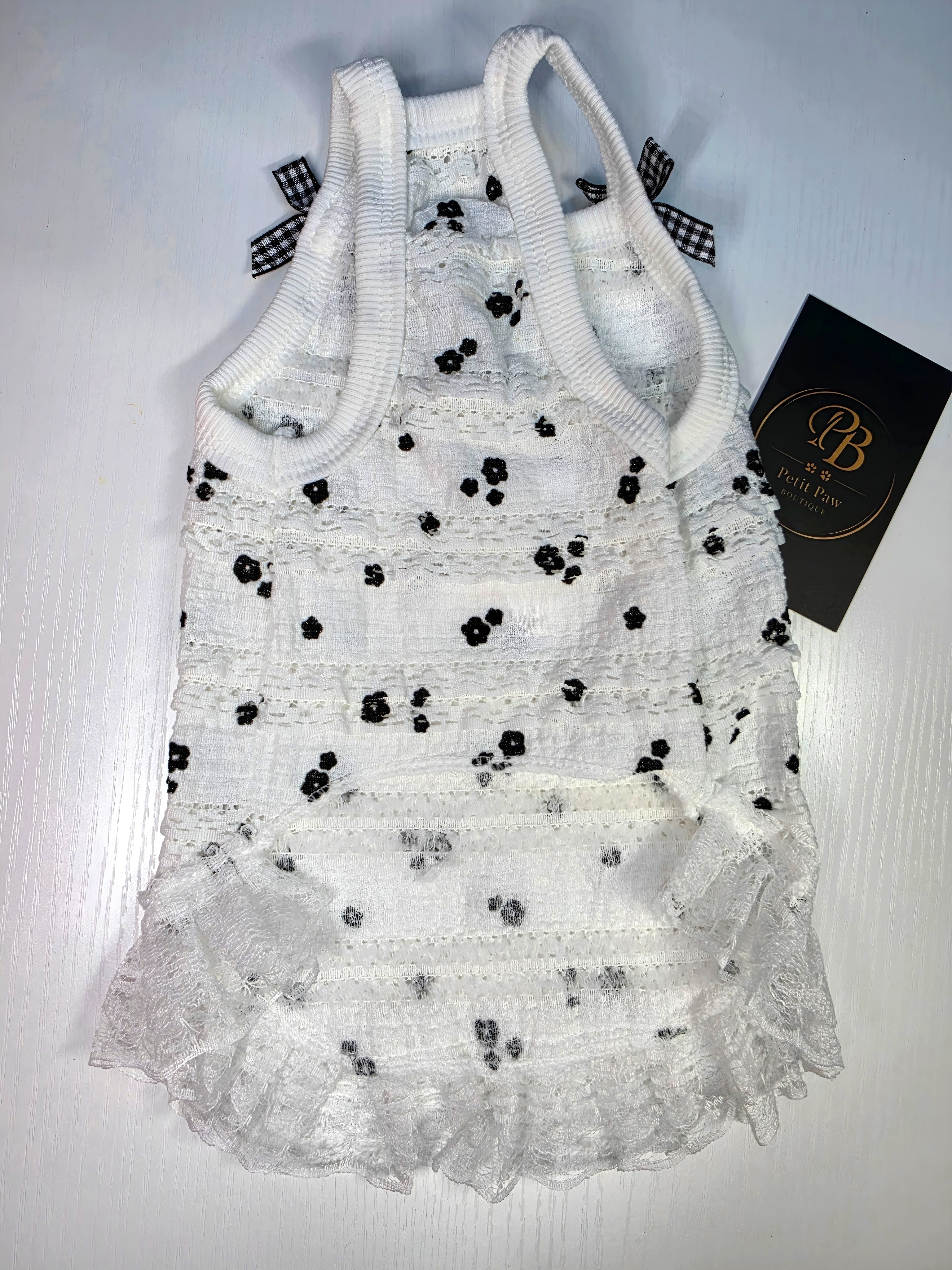 Vestido Tweed Blanco con Flores Negras y Moños Vichy