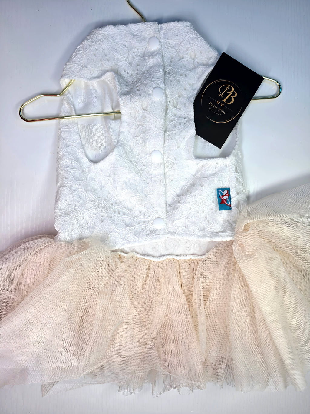 Vestido de Encaje Blanco con Tutú Champagne y Moño Rosa