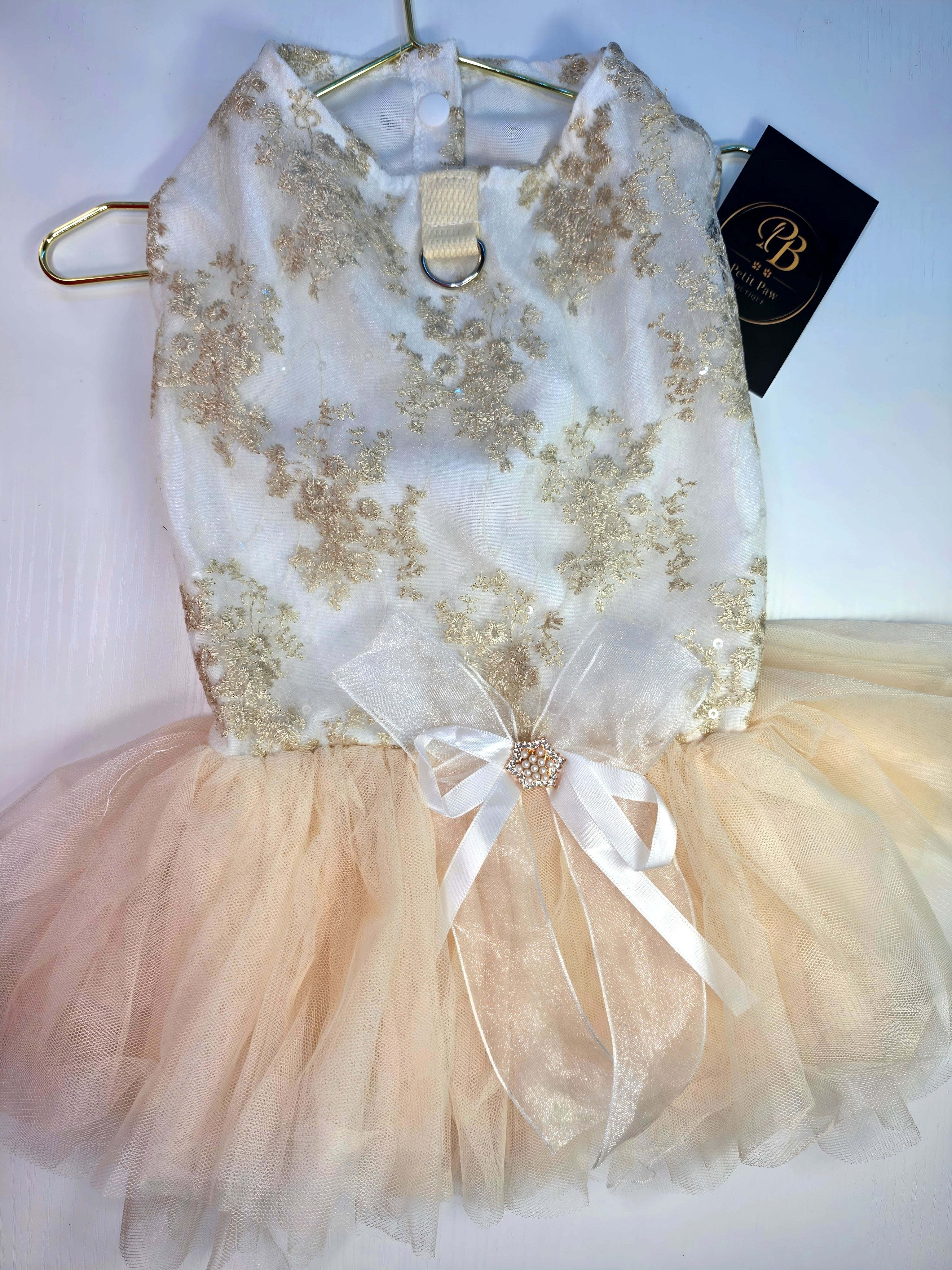 Vestido de Encaje Dorado con Tutú Champagne y Broche de Perlas