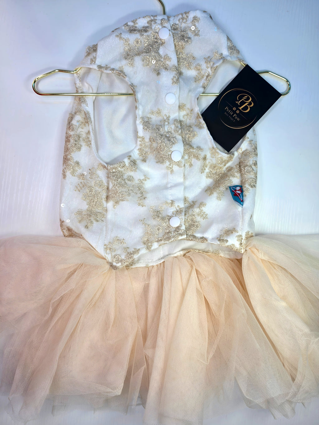 Vestido de Encaje Dorado con Tutú Champagne y Broche de Perlas