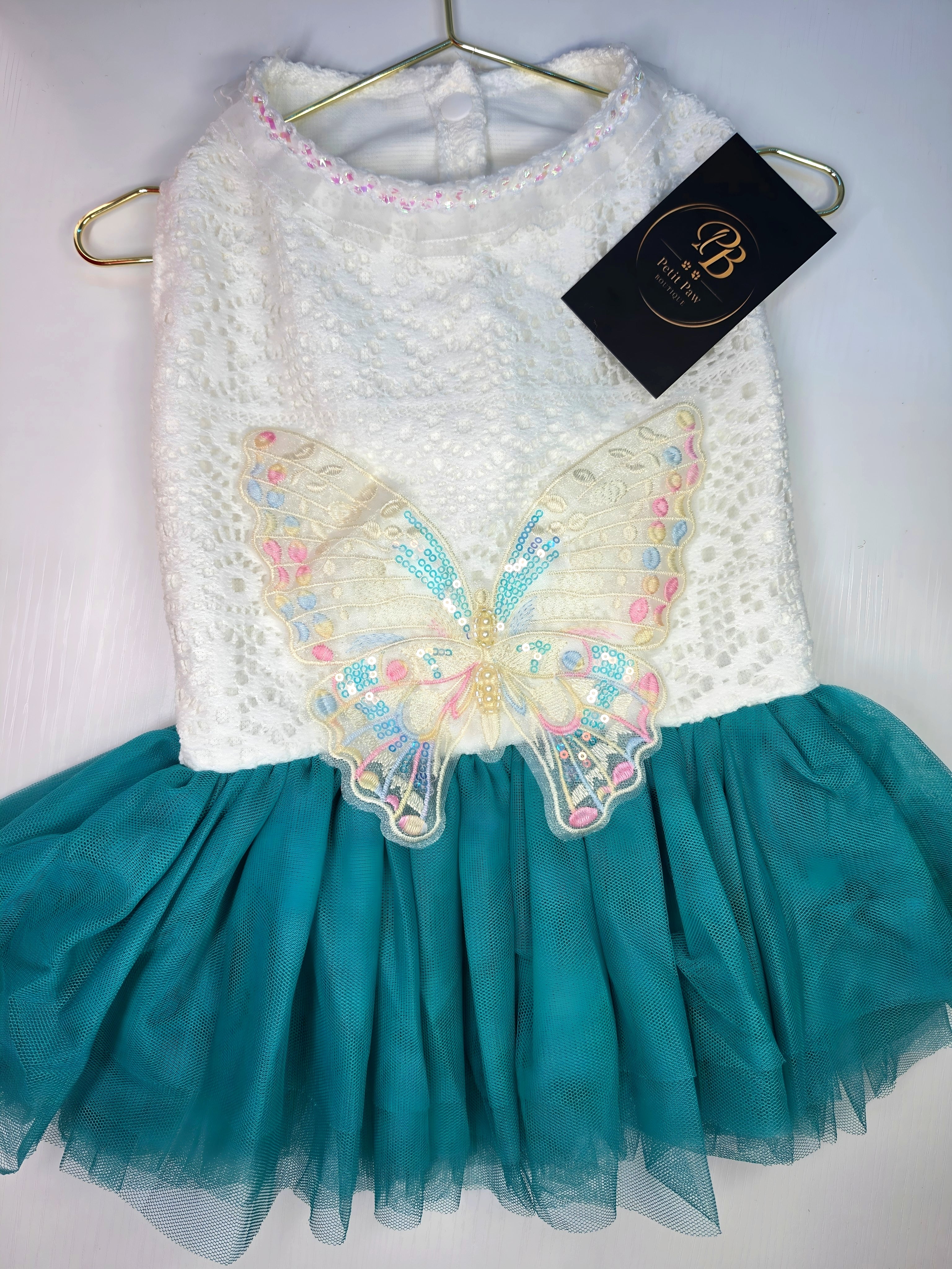 Vestido de Encaje con Mariposa Iridiscente y Tutú